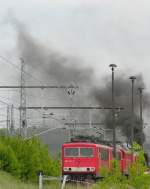 BR 155 Der Bahntag am 21.5.2005 in Elstal: Da brennt nix, da ist wohl gerade auf der 35er eine Schippe Steinkohle nachgelegt worden. Vorn die 155007. Die anderen Maschinen waren leider nicht fotogen abgestellt worden. Vor jeder Lok fast mittig ein Lichtmast. Schade, es w�re auch anders gegangen. Ansonsten aber ein sch�ner Tag.
