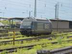 re-465-bls Die Re 465 015-6 ''Vue-des-Alpes'' stand am 4.5.05 in Basel Bad Bf., und wartete auf Arbeit.
