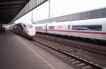br-403-ice-3 Zwei mal ICE 3 Doppelzug, zweimal die gleiche ICE-Linie! Grade bei der einfahrt ist ICE 613 von Dortmund nach M�nchen �ber Duisburg, K�ln, Frankfurt, Stuttgart, Ulm und Augsburg. Dahinter ICE 513 aus M�nchen nach Dortmund. Die beiden Z�ge traffen sich in Essen Hbf am 22.05.2005.