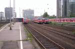 Essen Hbf. Der 425 054-4 ist bei einer Rangierfahrt. Daneben ...