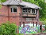 berlin-wannsee Bahnhof Berlin Wannsee am 21.5.2005, ehemaliges Fahrdienstleiter-Stellwerk, stillgelegt 1993, jetzt 'Kunstobjekt'.