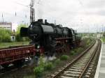 52 8079-7 am 22.5.2005 mit einem Sonderzug am Bahnhof Erkner. ...