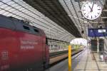 101059 am 21.5.2005 im Bahnhof Berlin Spandau mit dem IC ...