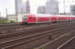 Ein 766.2 Doppelstock Steuerwagen verl�sst als RE2 den Hbf von ...