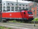 185-131 bei der Durchfahrt von Worms Hbf.  ...