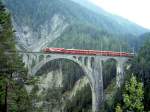 strecke-landwassertal-da-fi RhB Heidiland-Bernina-Expre� H 502 von Tirano �ber Pontresina - Filisur - Davos-Platz nach Landquart vom 31.08.1996 auf Wiesener Viadukt mit Ge 4/4III 641 - AB - AB - D - B 2463 - A 1271 - B 2494 - B 2468. Hinweis: Normalerweise wird nie eine Lok Ge 4/4III f�r einen Berninaexpre� eingesetzt. Die RhB wollte jedoch f�r die vielen gut zahlenden teilnehmenden Fotografen bei einer 4-Tages-Fotofahrt etwas besonderes bieten und hat extra die Heidiland-Berninaexpress-Werbelok vor den zugeh�rigen Zug gespannt, blos der Wettergott hatte wie am Tag zuvor kein Einsehen! Ansicht von Norden (selten fotografiert), jedoch nur am sp�ten Nachmittag Sonne m�glich, mehrere Fotostellen von einen leicht erreichbaren befestigten Weg m�glich!