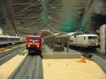 185-045 von M�rklin mit Doppelstockwagen und die 143-001 mit Flachwagen. ...