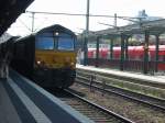 PB20 der Firma DLC bei der Durchfahrt von Worms Hbf. ...