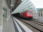 185-002 mit Bombardier Traxx Werbung bei der Durchfahrt von Ludwigshafen ...