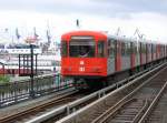U3 nach M�mmelmannsberg auf der Hochbahnstrecke kurz vor Baumwall - ...