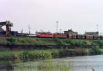 140 829+826 mit Kohlezug am 23.4.05 in V�lklingen.  ...