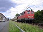 BR 140 vor einem G�terzug, gebildet aus leeren Autotransportwagen, auf ...