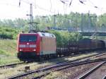Die 185 069-2 bei der Einfahrt in den Cargo-Bahnhof Rostock-Seehafen.(09.06.05) ...
