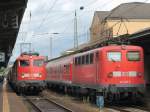 Typischer Reiseverkehr im Bahnhof ...  Juergen Borngiesser 11.06.2005