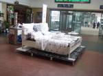 Ein Bett im Bahnhof?f�r die fotografen ;-)) gesehen im ...