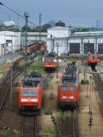 Eine BR185 und eine BR140 warten am 11.6.05 im Rangierbahnhof ...