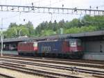 Die Re 620 060-4 Tavannes steht am 12.6.05 in Arth-Goldau, ...
