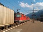 Re 4/4 11353 mit Re 6/6 am 14.7.04 in Fl�elen ...