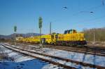 215 010-1 mit dazu passenden Bau-Utensilien in Fahrtrichtung S�den. Aufgenommen am 07.03.2010 in Eschwege West.