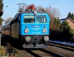 1042 520-8 mit einem Kurzzug( 2 TEE-Wagen)in Anrath am 16.2.2010