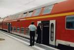 Doppelstockwagen in DR-Umbauausf�hrung im August 1998 in Saalfeld. Gibt es ...