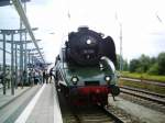 Die 18 201 steht mit dem Elbe-Ostsee-Express von Dresden Hbf.nach ...