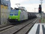485-006 am 18.7.2005 mit ihrem G�terzug bei der Durchfahrt von ...