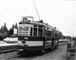 Hamburg Wagen 3609 ist im Mai 1974 zwischen der Endschleife am Flughafen und der Abfertigungshalle unterwegs.