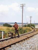 TSB Taunusbahn Anziehen der Hakenschrauben des Durchgangsgleises nach dem Ausbau der n�rdlichen Bahnhofsweiche in Neu Anspach am 13.8.1984 - die beginnende R�ckstufung zum Haltepunkt, 1. H�lfte der 1980iger Jahre.
