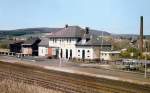 TSB Taunusbahn Bahnhofsgeb�ude in Usingen und G�terschuppen - man beachte die Baugleichheit mit dem Bahnhofsgeb�ude in Friedrichsdorf, 1. H�lfte der 1980iger Jahre.
