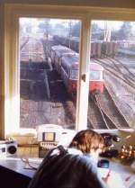 TSB Taunusbahn Blick aus dem Stellwerk - Schienenbus-Kreuzung in Usingen am sp�ten Nachmittag, 1. H�lfte der 1980iger Jahre.
