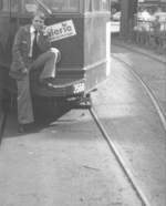 Hamburg Ausnahmsweise VOR und nicht hinter der Kamera: Stefan Stein am 01.10.1978 mit schwarzer Krawatte vor seiner Stra�enbahn. 