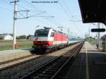 BR 1014 1014 015-0 mit einem EC bei der Durchfahrt durch die Haltestelle Parndorf Ost, am 03-09-2002