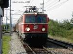 BR 1042 1042 020-6 mit einem G�terzug bei der Durchfahrt durch die Haltestelle Parndorf Ost, am 03-09-2002