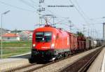BR 1116 vor G�terz�gen 1116 077-7 mit einem G�terzug bei der Durchfahrt durch die Haltestelle Parndorf Ort, am 03-09-2002