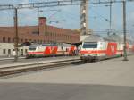 Sr2 Links Sr2 mit IC2 Oulu - Helsinki und rechts Sr2 3232 mit IC2 Tampere - Pieks�m�ki am 06.09.2002 in Tampere. Die beiden Loks haben unterschiedliche Seitensymbole, V und VR.