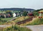 VT 95 | 96 | 98 (BR 795 | 796 | 798 | Uerdinger) Schienenbus Richtung Wilhelmsdorf bei Einfahrt in die 180-Grad-Kehre - links die letzten H�user des typischen Stra�endorfes Hundtstadt, 1. H�lfte der 1980iger Jahre.