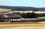 TSB Taunusbahn Reisezug aus Wetzlar bei der Einfahrt in Gr�venwiesbach - rechts im Hintergrund ist das Fabrikgel�nde am Hasselborner Tunnel zu erkennen - deutlich werden hier auch schon die Zerst�rungen am Lokschuppen, 1. H�lfte der 1980iger Jahre.

