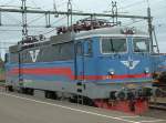 Rc4 RC4 1143 am 07.09.2002 in Boden C, Strecke Lulea - Kiruna. Die RC4 hat in der Mitte schmale L�fterb�nder, an beiden Enden breitere, hervorstehende K�sten.