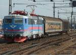 Rc6 1346 am 05.09.2002 mit zwei G�terwagen in Malm� C.