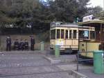 berlin Tw 10 und Tw 5984. Zu historischen Fahrten (weitere Informationen bei den anderen Bildern) geh�ren selbstverst�ndlich auch Schaffner in alter Uniform. 15.9.02