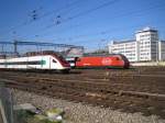 Parllel Ausfahrt eines ICN und einem EW IV-Pendel in Z�rich ...