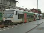 RBG Regental Bahnbetriebs-GmbH VT 15 und VT 26 der RBG am 24.09.2002 in Bayerisch Eisenstein. Im Hintergrund das deutsch-tschechische Bahnhofsgeb�ude, links (grau) der deutsche Teil, rechts (braun) der tschechische Teil.