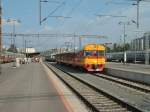 sm2 Regional-Triebzug Sm2 6294, Personenzug (hinten, gleiches Gleis) und IC (links) am 06.09.2002 im Bahnhof Tampere.
