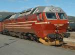 Di4 Di4 655 mit Personenzug Bodo - Trondheim am 08.09.2002 in Fauske. Die Di4 sollte auf dieser Strecke durch die neue Di6 ersetzt werden, diese Loks waren aber so fehlerhaft, da� sie an den Hersteller zur�ck gegeben wurden. Zwei St�ck hatten einen Brandschaden.