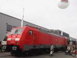 BR 189 Ganze Reihen von Hobby-Fotografen standen an der Ecke, wo auch ich dieses Foto nahm. V�llig menschenfrei war die Europalok 189 002-9 nicht zu kriegen, aber besser als gar nichts. 29.9.02, InnoTrans Berlin