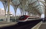 portugiesische hochgeswindigkeitszug ALFA PANDULAR 4005 in Bahnho Lissabon Oriente am ...