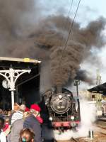 24 009 macht am 30.10.05 vor der Abfahrt in Solingen-Ohligs ...