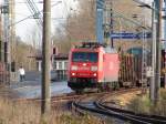 BR 185 mit Zugen 185 004-9 mit GZ, verl�sst die Insel R�gen (Ziegelgrabenbr�cke) Stralsund am 16.11.2005 