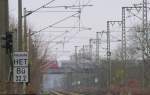 sonstige 17.11.2005: Strecke Berlin - Magdeburg beim B� km 32,2 mit Blick in Richtung Magdeburg. 800 m im Hintergrund die �berf�hrung des Berliner Au�enringes mit einem G�terzug in Richtung Seddin. Die unteren beiden Streckengleise mu�ten wegen der nachtr�glichen Elektrifizierung erheblich abgesenkt werden, was man deutlich erkennen kann.